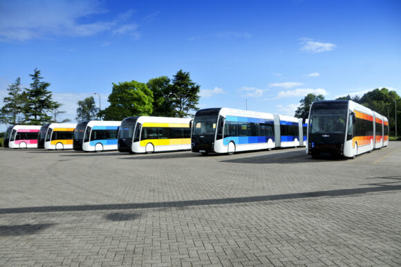 Bus colorés sur un parking ATS bus